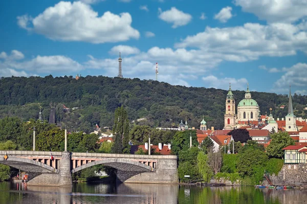 Prag Vltava Nehrindeki Eski Binalar Kiliseler — Stok fotoğraf