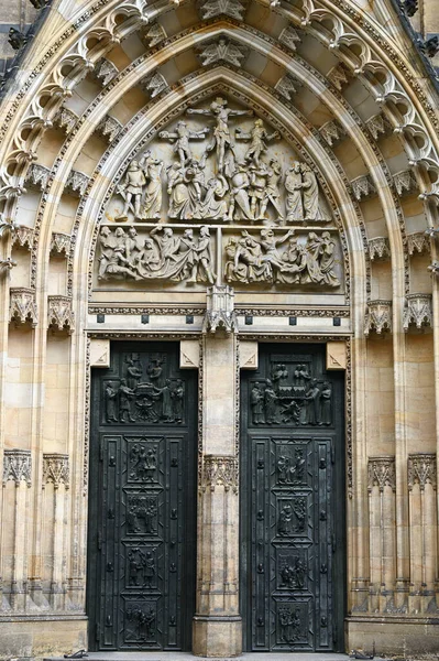 プラハの聖ヴィート大聖堂の扉入口 チェコ共和国 — ストック写真