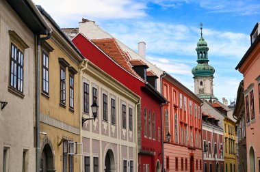 Sopron Macaristan 'daki renkli eski binalar ve Firewatch kulesi