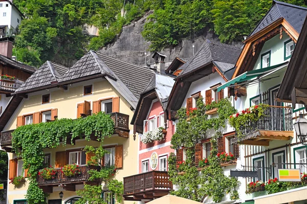 Σπίτια Λουλούδια Βεράντες Και Παράθυρα Στο Χωριό Hallstatt Της Αυστρίας — Φωτογραφία Αρχείου