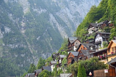 Avusturya Hallstatt köyünde eski taş ve ahşap evler