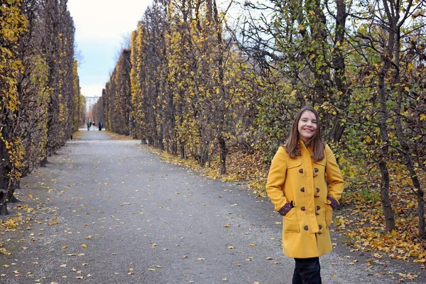 Dívka Žlutém Kabátě Procházky Parku Podzimní Sezóny — Stock fotografie