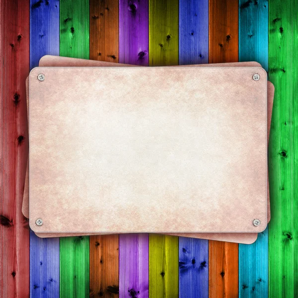 Placa en blanco sobre fondo de madera de colores — Foto de Stock