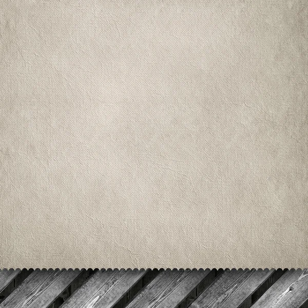 Zerknülltes handgeschöpftes Papierblatt auf Holzgrund — Stockfoto