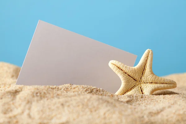 Starfish e cartão em branco na praia — Fotografia de Stock