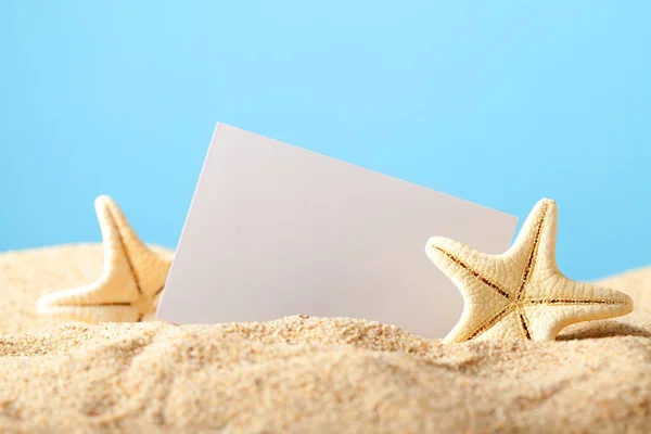 Starfish e cartão em branco na praia — Fotografia de Stock