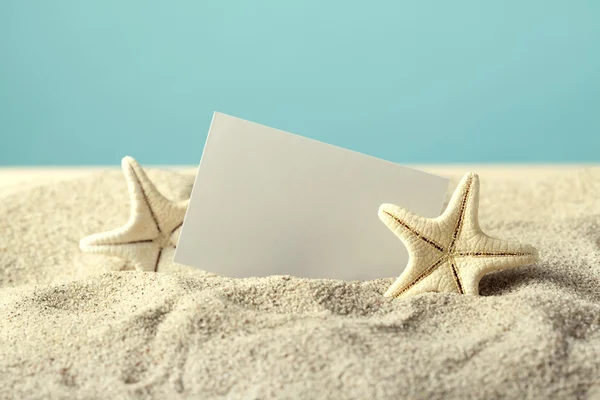 Stella marina e carta bianca sulla spiaggia — Foto Stock
