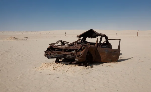 Meninggalkan mobil di Gurun Sahara — Stok Foto
