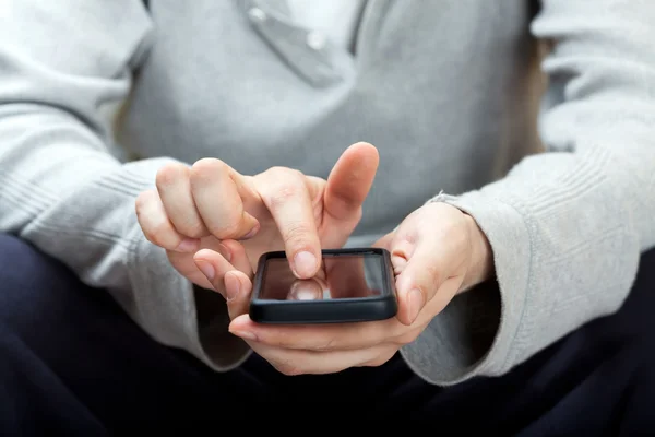 Skrive på smarttelefon – stockfoto