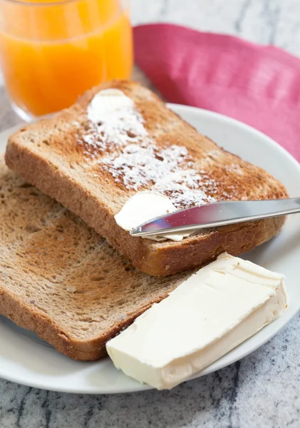 Tostadas por la mañana con mantequilla — Foto de Stock