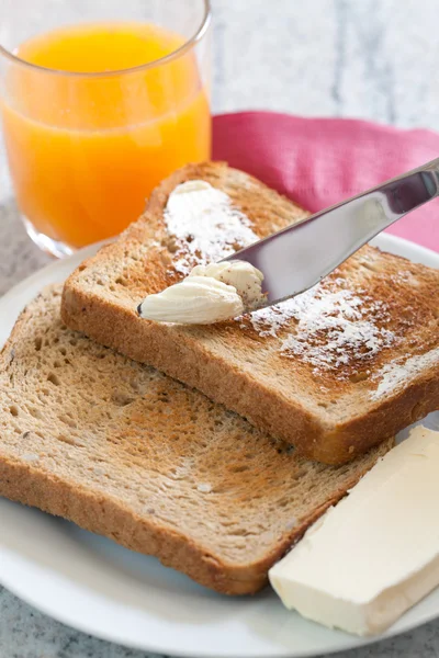 Tostadas por la mañana con mantequilla — Foto de Stock