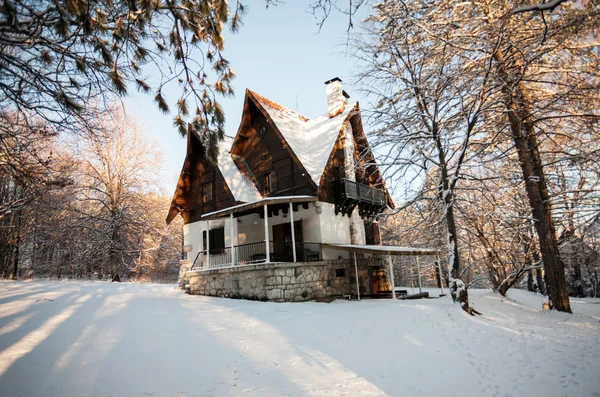 冬夕暮れ時の小さな家 — ストック写真