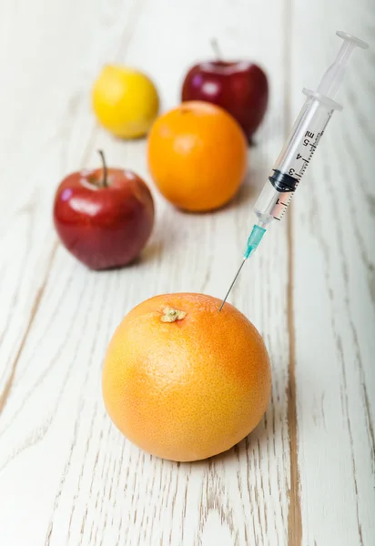 Syringe and Grapefruit — Stock Photo, Image