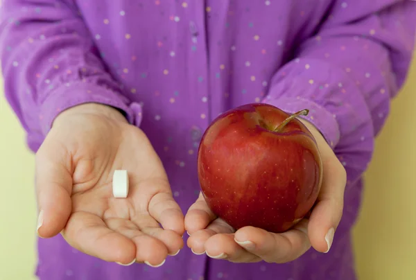 Elección saludable - pastillas o manzana — Foto de Stock