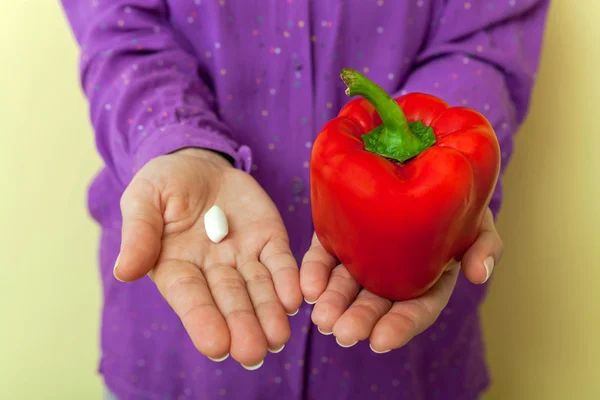 Zdravá volba lékařství nebo paprika — Stock fotografie