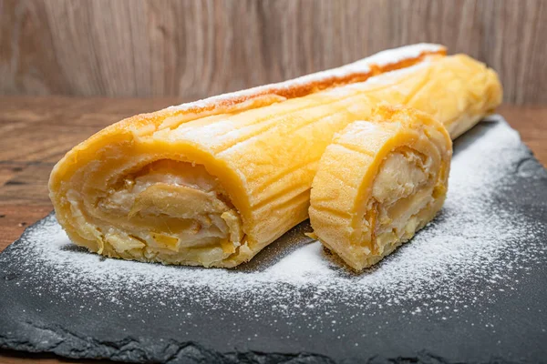 Æble Strudel Med Vanilje Creme Hjemmelavet Kage Stock-billede