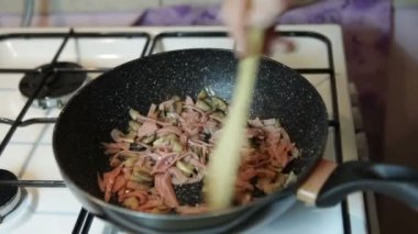 Tavada et ve sebze pişirmek.