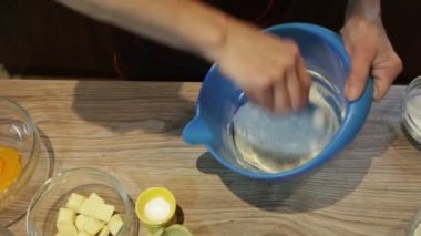 Ev yapımı kek için hamur tamiri