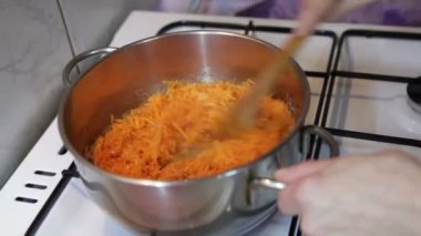 Kızartma tavasında kızarmış havuç parçaları. Ev yapımı yemek..