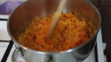 Kızartma tavasında kızarmış havuç parçaları. Ev yapımı yemek..