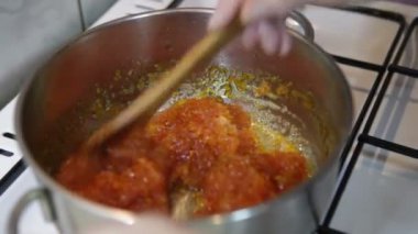 Kızartma tavasında kızarmış havuç parçaları. Ev yapımı yemek..