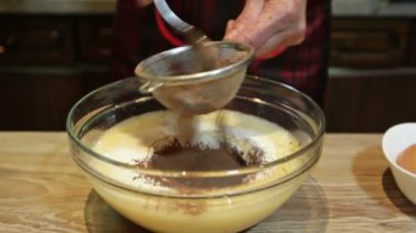 Çikolatalı Kek İçin Krema Hazırlanıyor