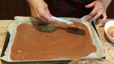 Çikolatalı pasta için bisküvi hazırlanıyor.