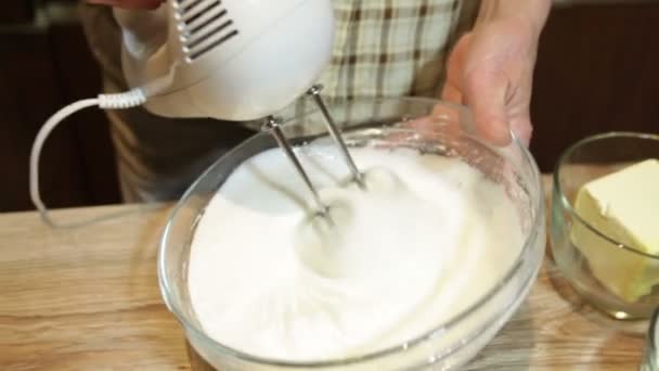 ケーキのために白い卵を倒す — ストック動画