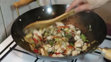 Lezzetli yemek için et ve sebze pişiriyorum.