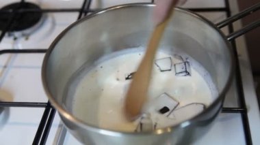 Ev yapımı tatlı pasta hazırlanıyor.