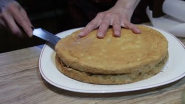 Ev yapımı kek bisküvisi kesiyorum.