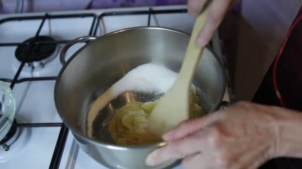 Yapımı Tatlı Kek Için Damlayan Bal — Stok video