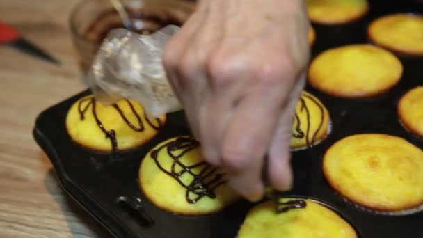 Menyiapkan Kue Manis Buatan Sendiri — Stok Video