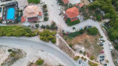 Küçük bir kasaba, kumlu bir sahil ve dalgalı bir okyanus.