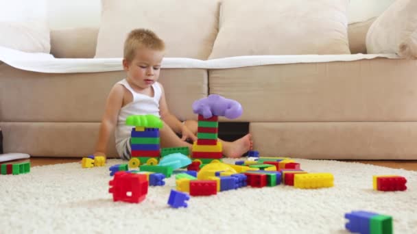Малыш Играет Кубиками Игрушки Блоки Детский Сад Ребенок Крытый Счастливая — стоковое видео