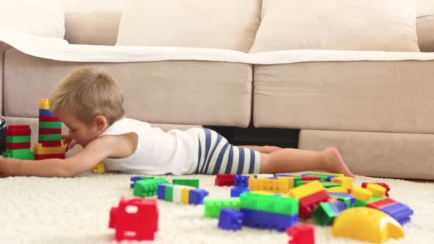 Junge Spielen Mit Würfeln Die Ein Spielzeug Blockiert Kindergarten Kind — Stockvideo