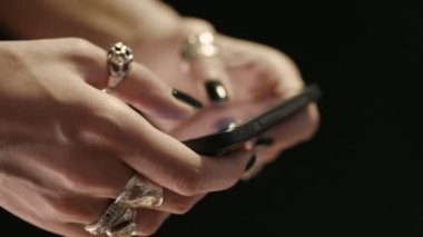 Akıllı Telefon Kadın Eli 'nde Daktilo