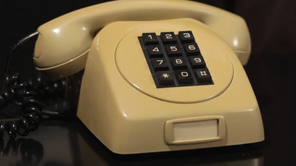 Eski Tarz Bir Telefon Kadranında Yakın Çekim Antika Beyaz Telefon — Stok video