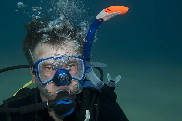 Дайвер знаходиться під водою в Червоному морі — стокове фото