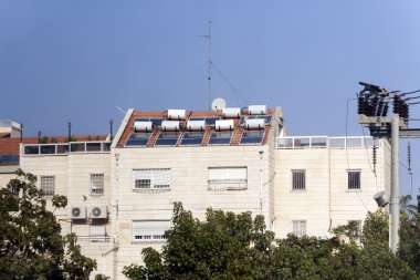 evin çatısında güneş enerjili su ısıtıcı olduğunu