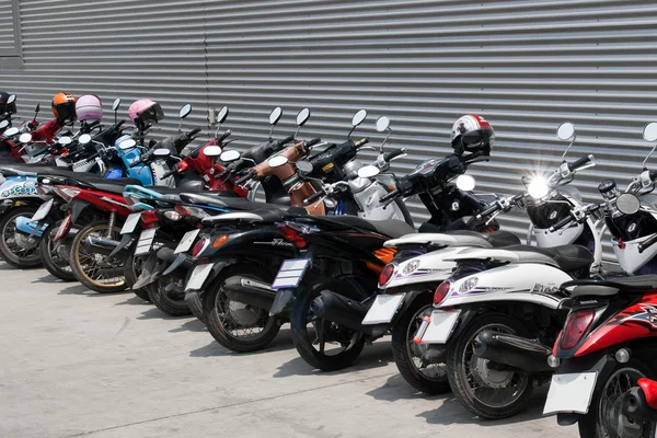 A parkoló motorkerékpárok. Pattaya. — Stock Fotó