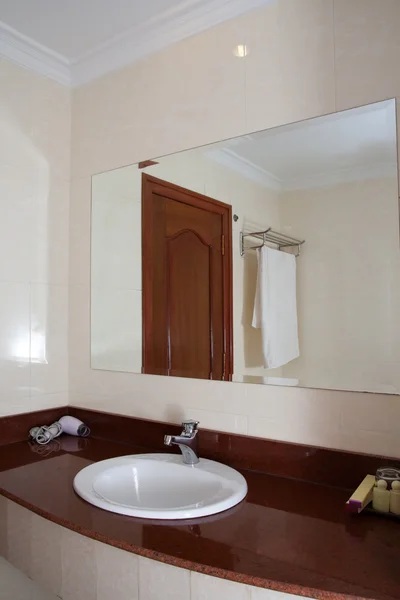 Casa de banho no quarto do hotel . Imagens Royalty-Free