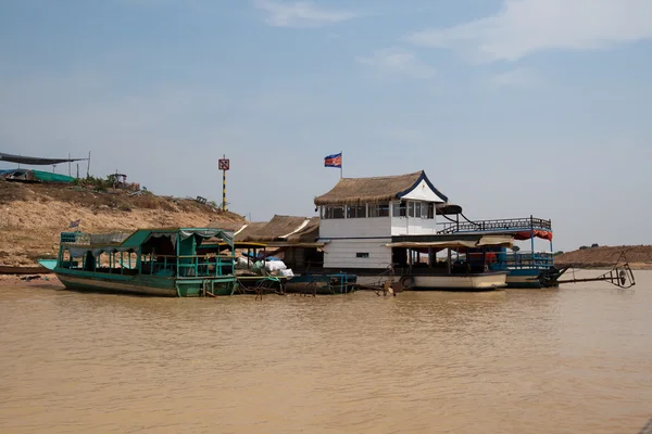 On banks of river near Tonle Sap Lake — Stock Photo, Image