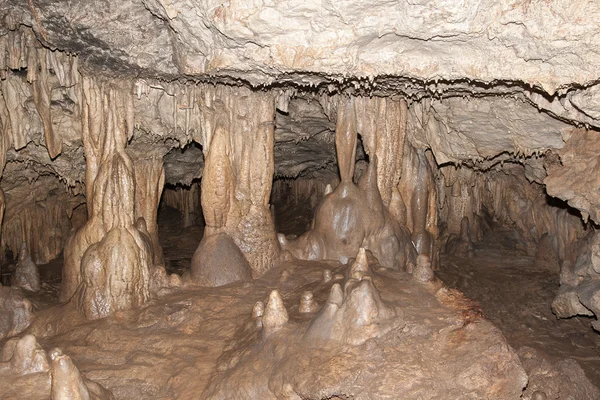 Formações cársticas na caverna — Fotografia de Stock