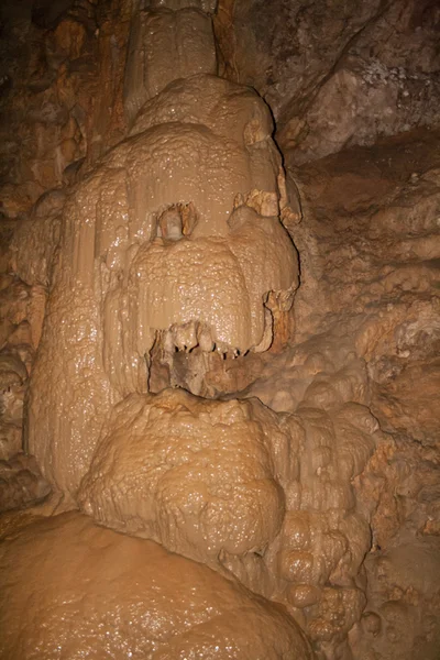 Formações cársticas na caverna — Fotografia de Stock