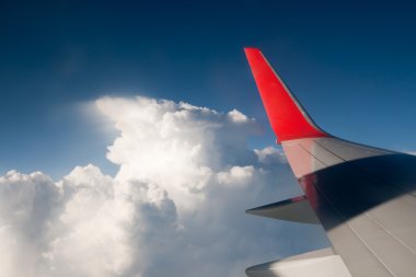 kanatlı uçak mavi gökyüzü ve bulutlar