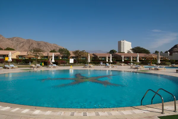 La piscina está en el hotel . —  Fotos de Stock
