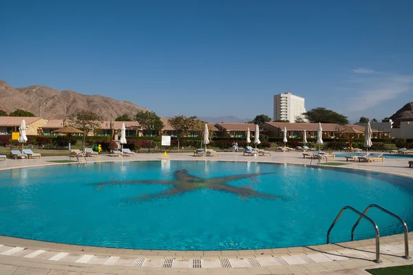 The swimming pool is at the hotel. — Stock Photo, Image