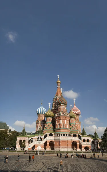 Moscow, Russia: Tourists are near St. Собор Василия Блаженного на Красной площади — стоковое фото
