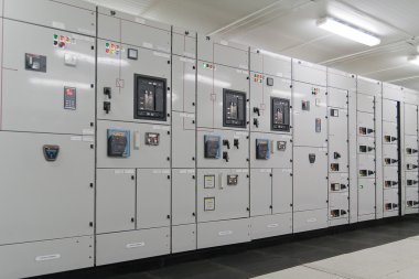 Bir santraldeki elektrik enerji dağıtım merkezi.